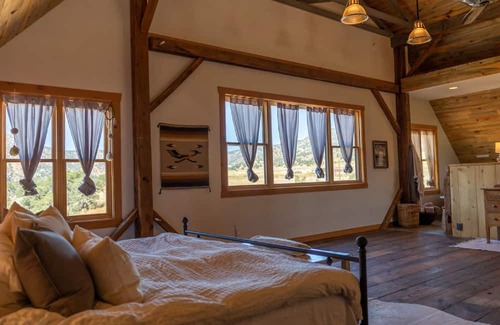 Howard Cabina | LUXURY LODGE ON THE ARKANSAS RIVER NEAR SALIDA COLORADO