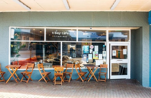 Titahi Bay Casa | Kick back on Kapiti! Your home away from home, just steps from the beach.