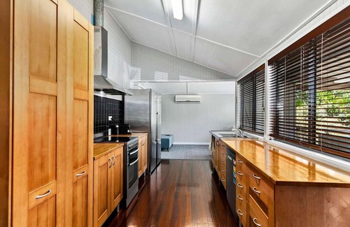 Urangan Casa | Large Waterfront Home With Pool