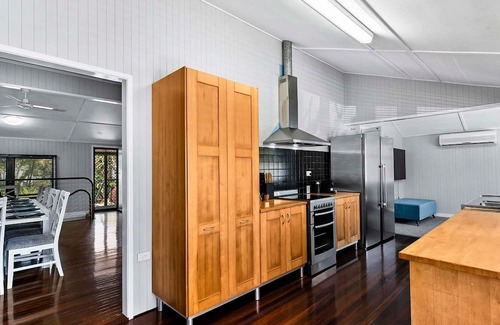 Urangan Casa | Large Waterfront Home With Pool