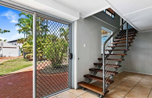 Urangan Casa | Large Waterfront Home With Pool