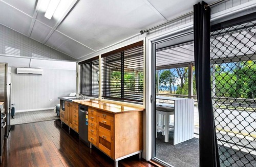 Urangan Casa | Large Waterfront Home With Pool