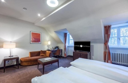 Heiligenhaus Hotel | Stay Unit Near Lake Baldeney With Bistro Dining Parking Included Pets Allowed