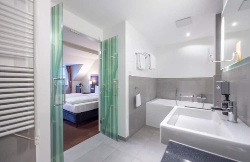 Heiligenhaus Hotel | Stay Unit Near Lake Baldeney With Bistro Dining Parking Included Pets Allowed