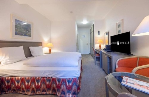 Heiligenhaus Hotel | Modern Unit With Garden Near Herminghauspark Free Parking Pet Friendly