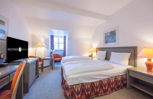 Heiligenhaus Hotel | Relaxing Room Near Museum Folkwang Pet Friendly With Free Parking