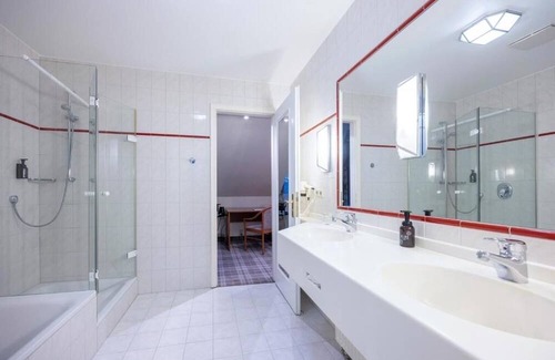 Heiligenhaus Hotel | Enjoy Room Near Thormühlen‑Park With Bistro Dining Pets Allowed Parking