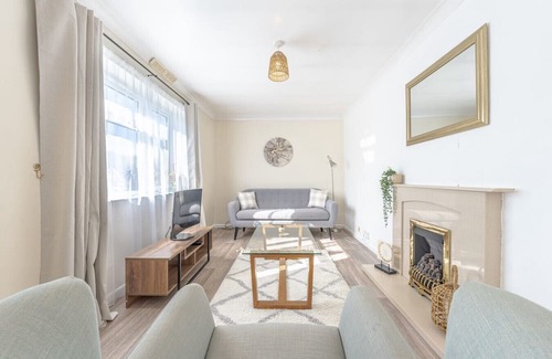 Newcastle-Under-Lyme Apartamento | Simple Comforts: 2BR Flat with Free Parking in Newcastle-under-Lyme