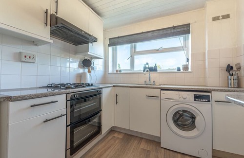 Newcastle-Under-Lyme Apartamento | Simple Comforts: 2BR Flat with Free Parking in Newcastle-under-Lyme