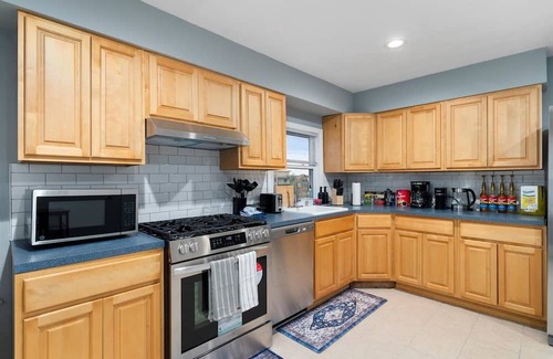 Southeast Yonkers Apartamento | 6 bdr Yonkers Home, 2 Apts, Balcony & Parking