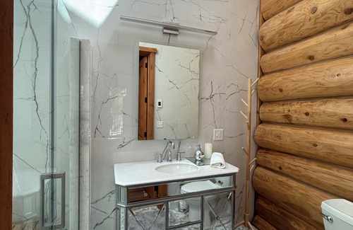 Blakeslee Cabina | Luxury Lakefront Log Cabin, steam room, sauna, professional karaoke, fire pit
