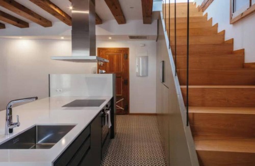 Ciutat Vella Apartamento | Elegant and Spacious Apartment in the Heart of Barcelona