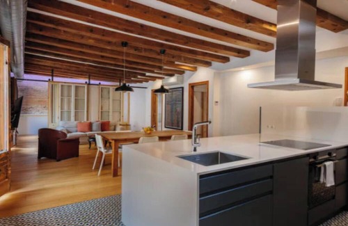 Ciutat Vella Apartamento | Elegant and Spacious Apartment in the Heart of Barcelona