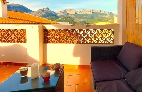 Callosa d' En Sarria Casa | Yellow House with WiFi and Air Conditioning