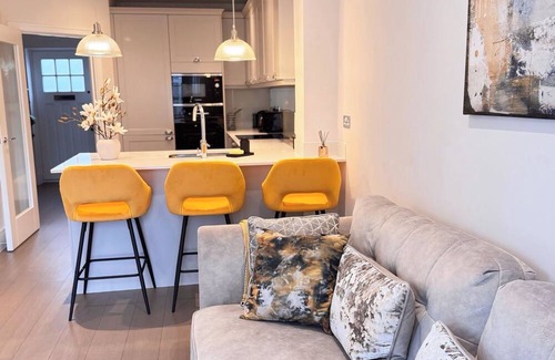 Reading Casa | Stylish 4BR Home, Serene and Central.