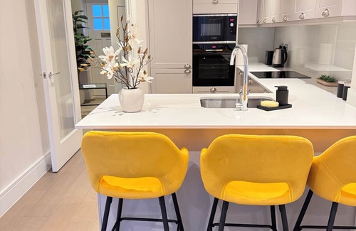 Reading Casa | Stylish 4BR Home, Serene and Central.