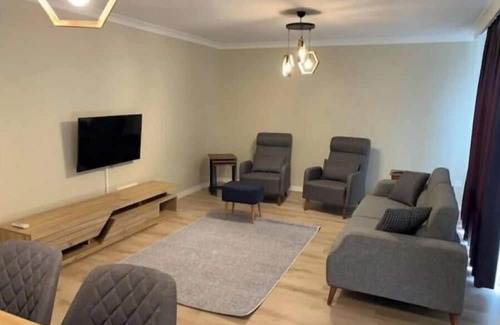 Gaziosmanpasa Apartamento | Spacious 6-bedroom apartment in brilliant Istanbul with AC