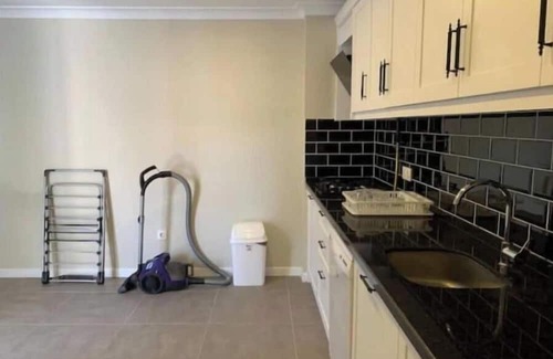 Gaziosmanpasa Apartamento | Spacious 6-bedroom apartment in brilliant Istanbul with AC
