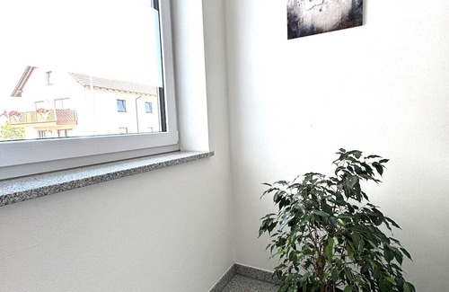 Unteraurach Apartamento | Upscale living with balcony, parking space and less than 10 minutes to the city center