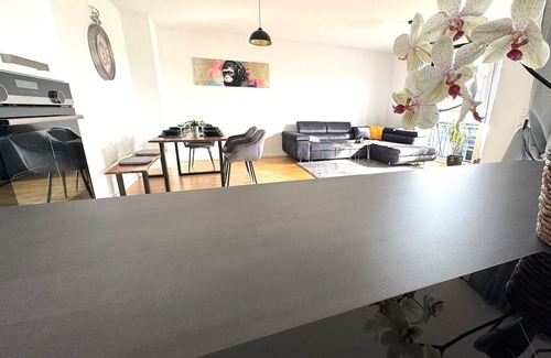Unteraurach Apartamento | Upscale living with balcony, parking space and less than 10 minutes to the city center