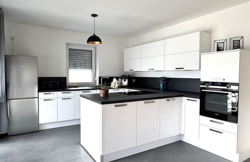 Unteraurach Apartamento | Upscale living with balcony, parking space and less than 10 minutes to the city center