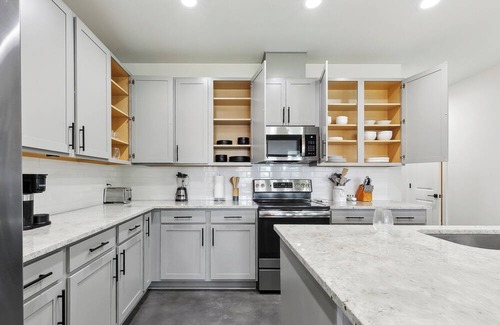 Braithwaite Casa | Luxury 3BR – Near LNG & NOLA