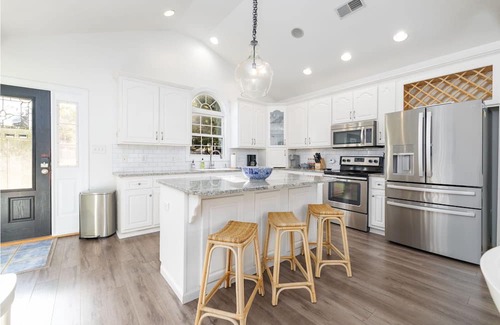 Henrico Casa | Lakefront, Hot Tub, Kayaks, Pool Table & Fire Pit