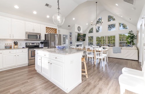 Henrico Casa | Lakefront, Hot Tub, Kayaks, Pool Table & Fire Pit
