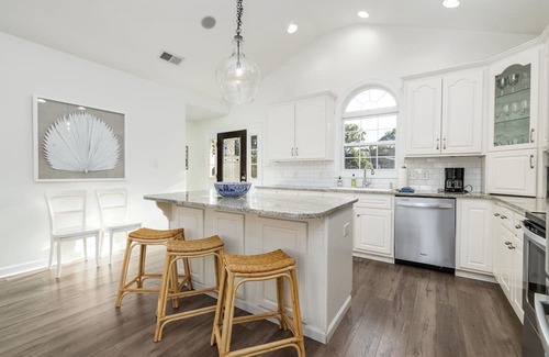 Henrico Casa | Lakefront, Hot Tub, Kayaks, Pool Table & Fire Pit