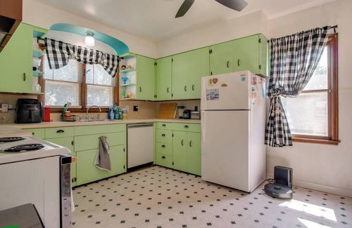 Rock Rapids Casa | Deck & Spacious Yard: Family Home in Rock Rapids!