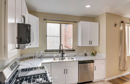 Sylmar Casa | Walk to Olive View Medical: Home w/ Pool Access!