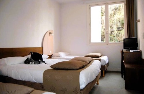 Lourdes Hotel | Comfortable Stay w/Pet-Friendly Rooms & Convenient Parking