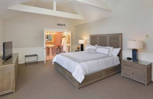Santa Rosa Hotel | Gorgeous 2 King Room Steps from Santa Rosa Restaurants, Cafés + Shopping Fun