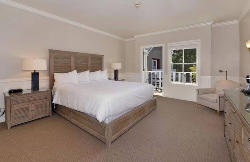 Santa Rosa Hotel | Gorgeous 2 King Room Steps from Santa Rosa Restaurants, Cafés + Shopping Fun