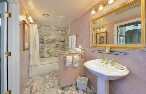 Santa Rosa Hotel | Gorgeous Décor + Vintage Vibes with Easy Access to Iconic Redwood Forests