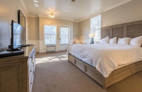 Santa Rosa Hotel | Gorgeous Décor + Vintage Vibes with Easy Access to Iconic Redwood Forests