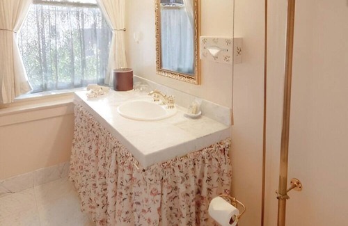 Santa Rosa Hotel | Charming Double Queen Room Near Bodega Bay + Scenic Spots for Nature Lovers