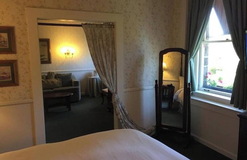 Santa Rosa Hotel | Explore Redwoods + Wineries from a Spacious Santa Rosa Room w/Modern Amenities