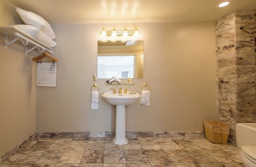 Santa Rosa Hotel | Explore Redwoods + Wineries from a Spacious Santa Rosa Room w/Modern Amenities