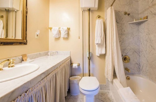 Santa Rosa Hotel | Elegant Suite Near Charles M. Schulz Museum – Perfect for Couples + Wine Lovers