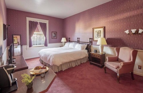 Santa Rosa Hotel | Elegant Suite Near Charles M. Schulz Museum – Perfect for Couples + Wine Lovers