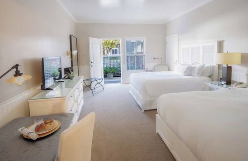 Santa Rosa Hotel | Classic Wine Country Comfort – 2 Double Queen Suite Near Parks + Tasting