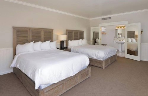 Santa Rosa Hotel | Classic Wine Country Comfort – 2 Double Queen Suite Near Parks + Tasting