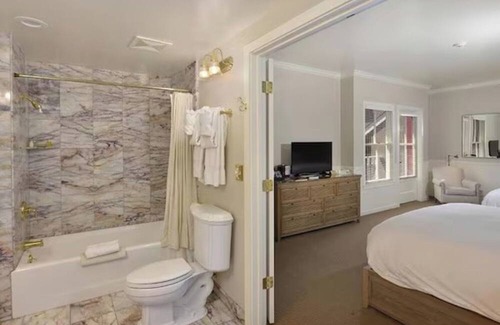 Santa Rosa Hotel | Classic Wine Country Comfort – 2 Double Queen Suite Near Parks + Tasting