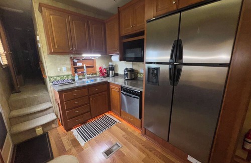Holly Beach Casa | Spacious RV with AC in charming Holly Beach