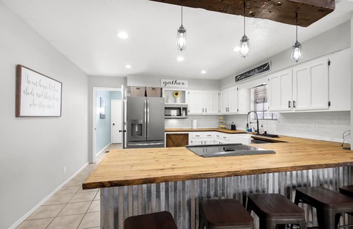 Los Lunas Casa | Comfy 3-bedroom home with massage chair and arcade right off freeway