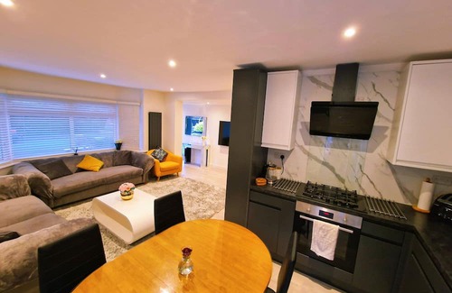 Chorlton-by-Backford Casa | Luxurious Home in Chester, a Beautiful Sanctuary