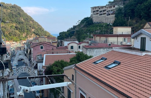 Cetara Apartamento | Apartment 'Ce Tour - La Casa del Limone di Nonni' with Mountain View, Wi-Fi and Air Conditioning