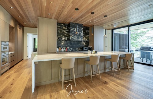 Muskoka Lakes Cabaña | Outstanding 5 bed 6 bath cottage on Lake Joseph with Tennis Studio