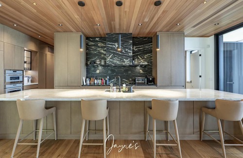 Muskoka Lakes Cabaña | Outstanding 5 bed 6 bath cottage on Lake Joseph with Tennis Studio